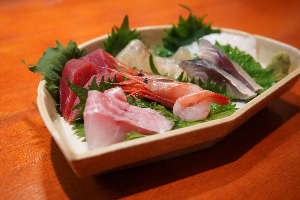 日本海の鮮魚を中心に、その日仕入れた旬の魚介を盛り合わせた一皿。