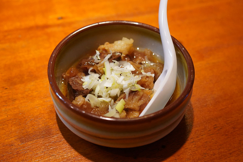 時間をかけて仕込んだ、コラーゲンたっぷりの一品。出汁の旨味と濃いめの味付けが特徴。