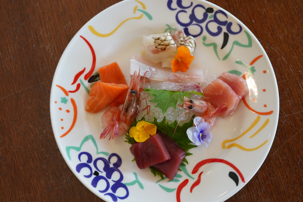 日本海の新鮮な魚介を中心に、その日仕入れた旬の食材を盛り合わせた看板料理。素材の甘みと旨みが主役。